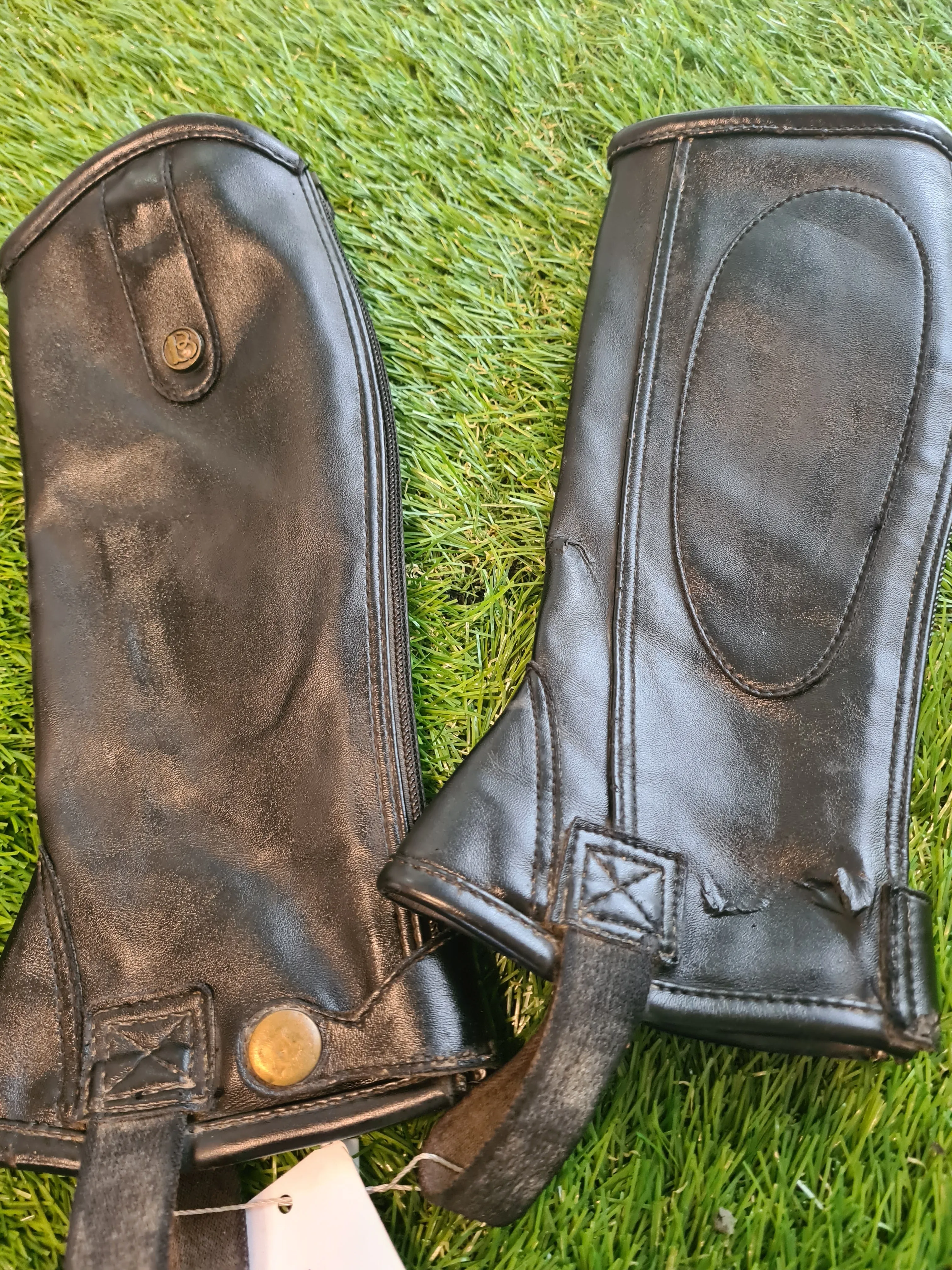 Brogini black leather chaps age 6  🟢