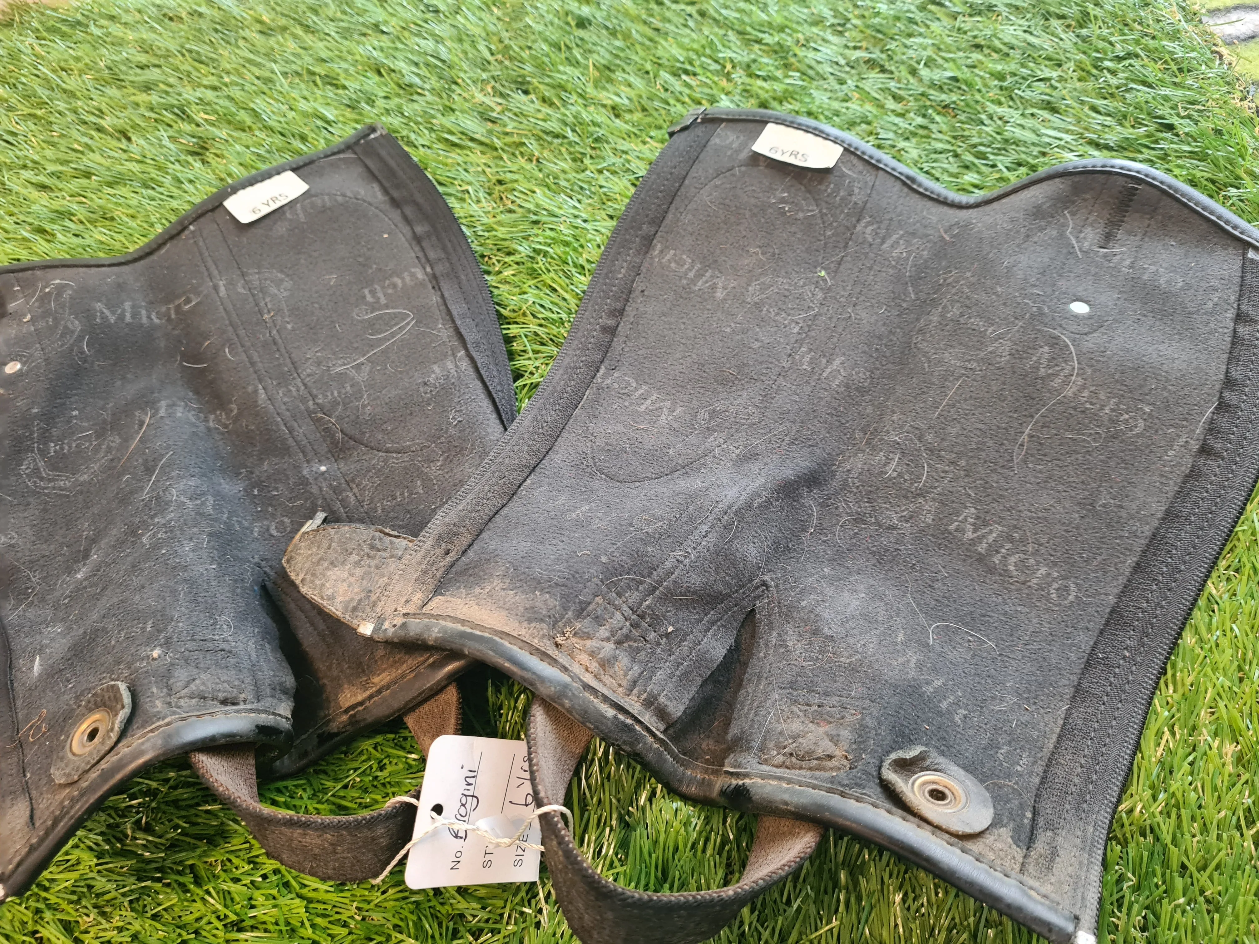 Brogini black leather chaps age 6  🟢