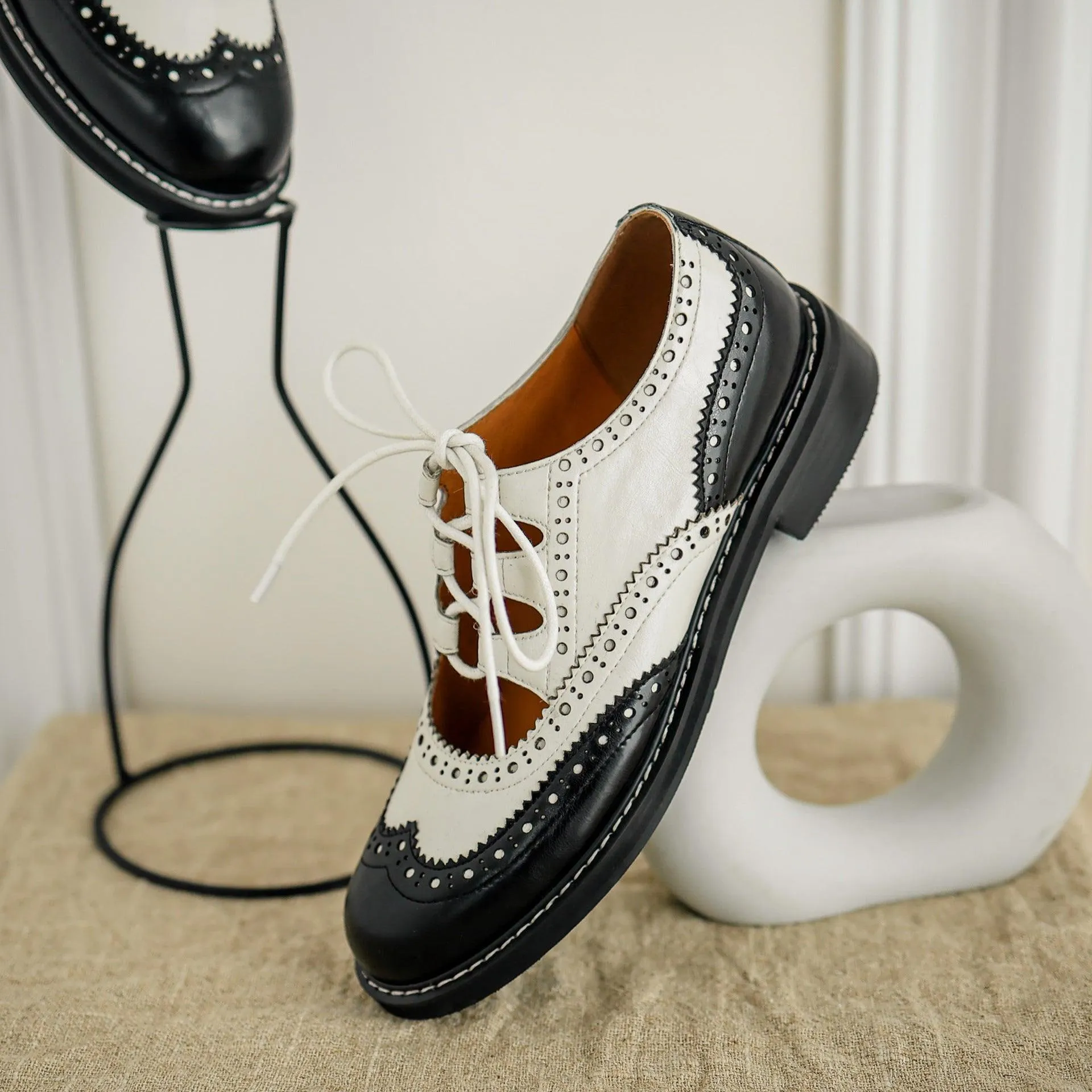 Single Shoes Womens Color Matching Carved Patent Leather Lace-up Loafers French Retro