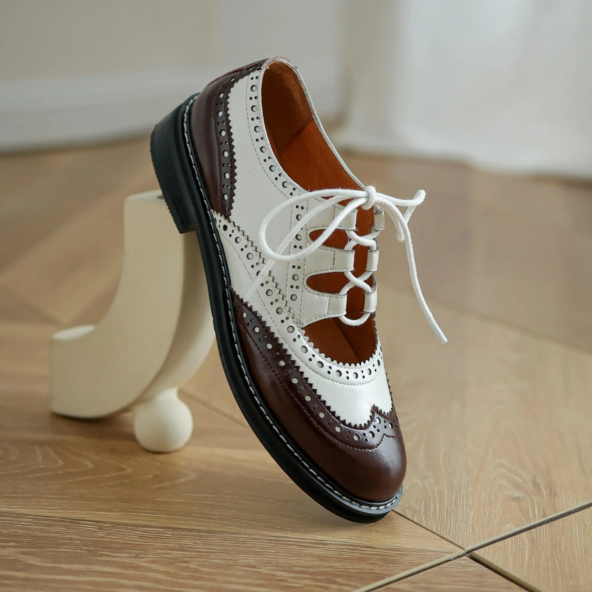 Single Shoes Womens Color Matching Carved Patent Leather Lace-up Loafers French Retro